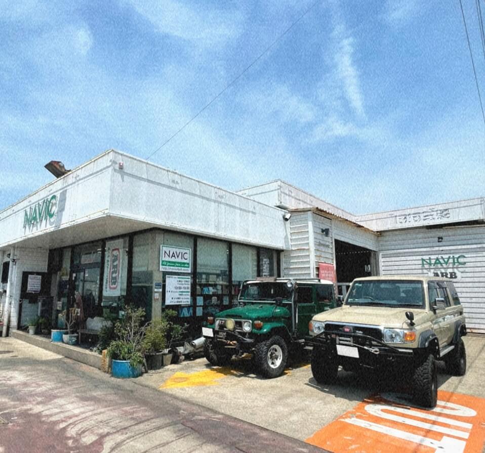 NAVICスタッフが車両を囲んで作業している様子