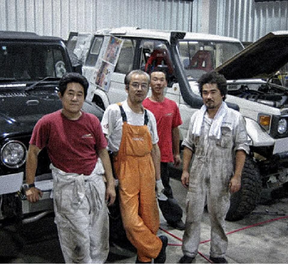 NAVICのスタッフと車両が写る作業現場