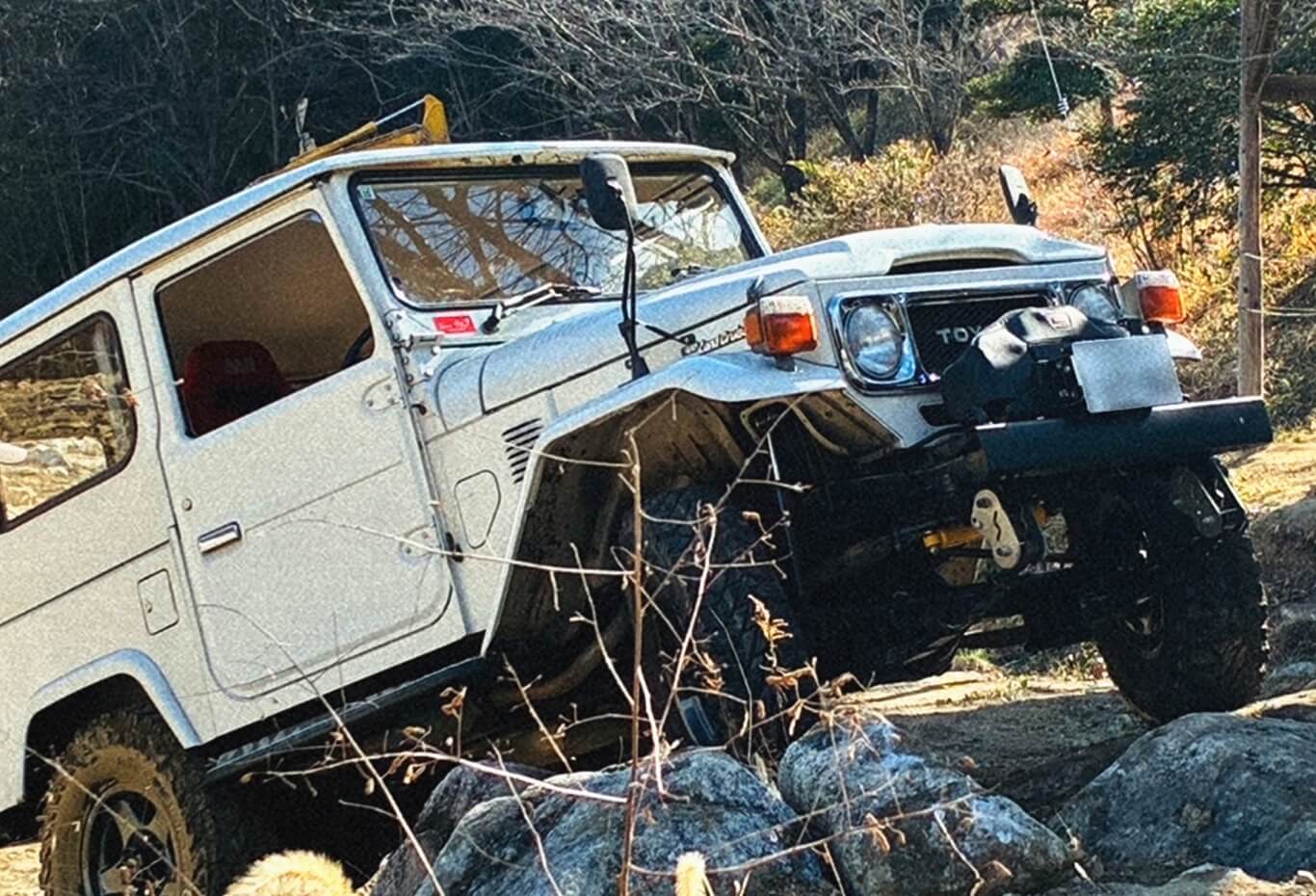 作業場で車両整備について向き合うスタッフ