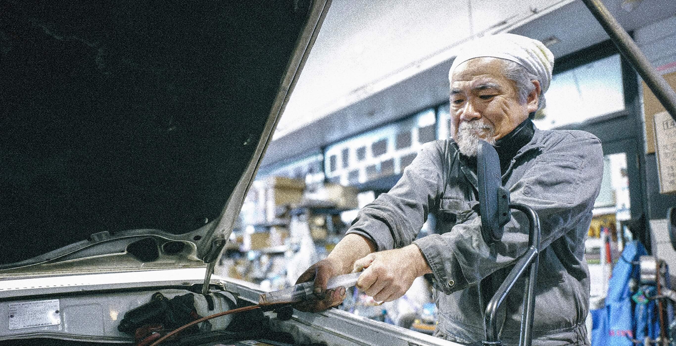NAVICでエンジンルームを整備するスタッフ