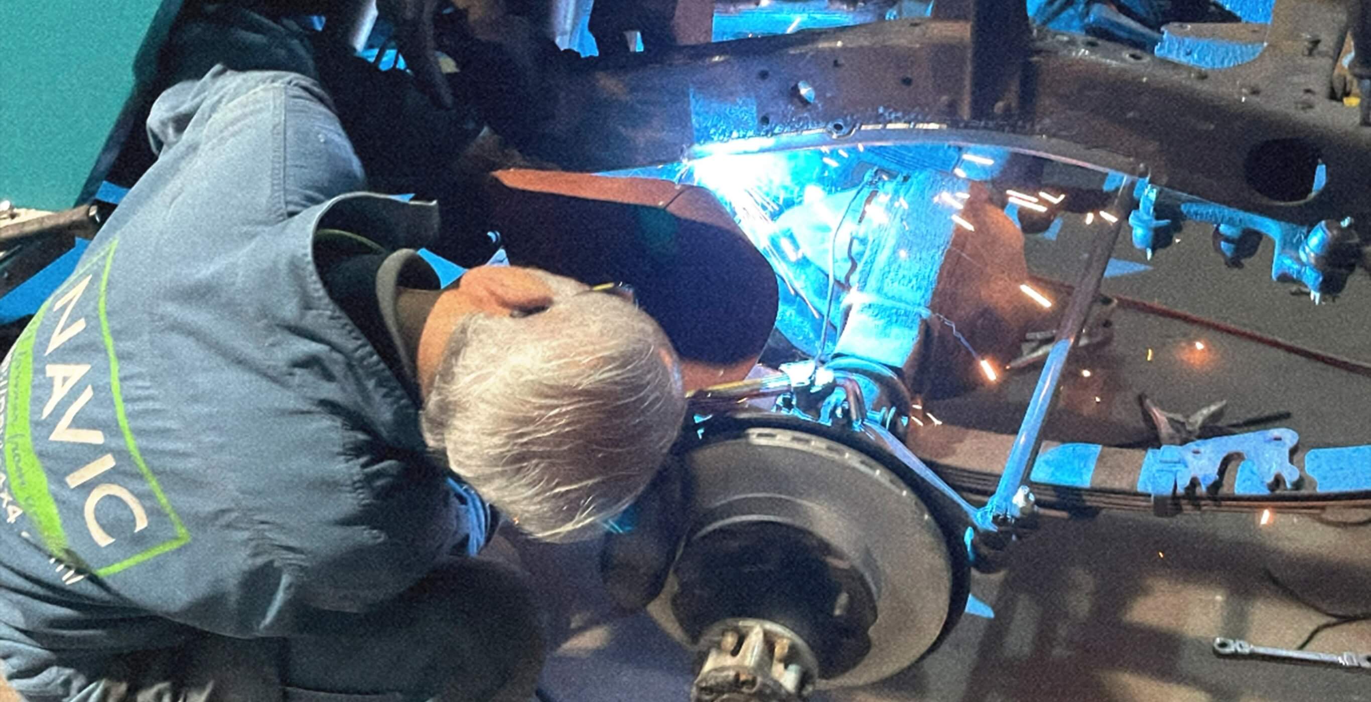 NAVICで車両に合わせた加工や調整を行う様子