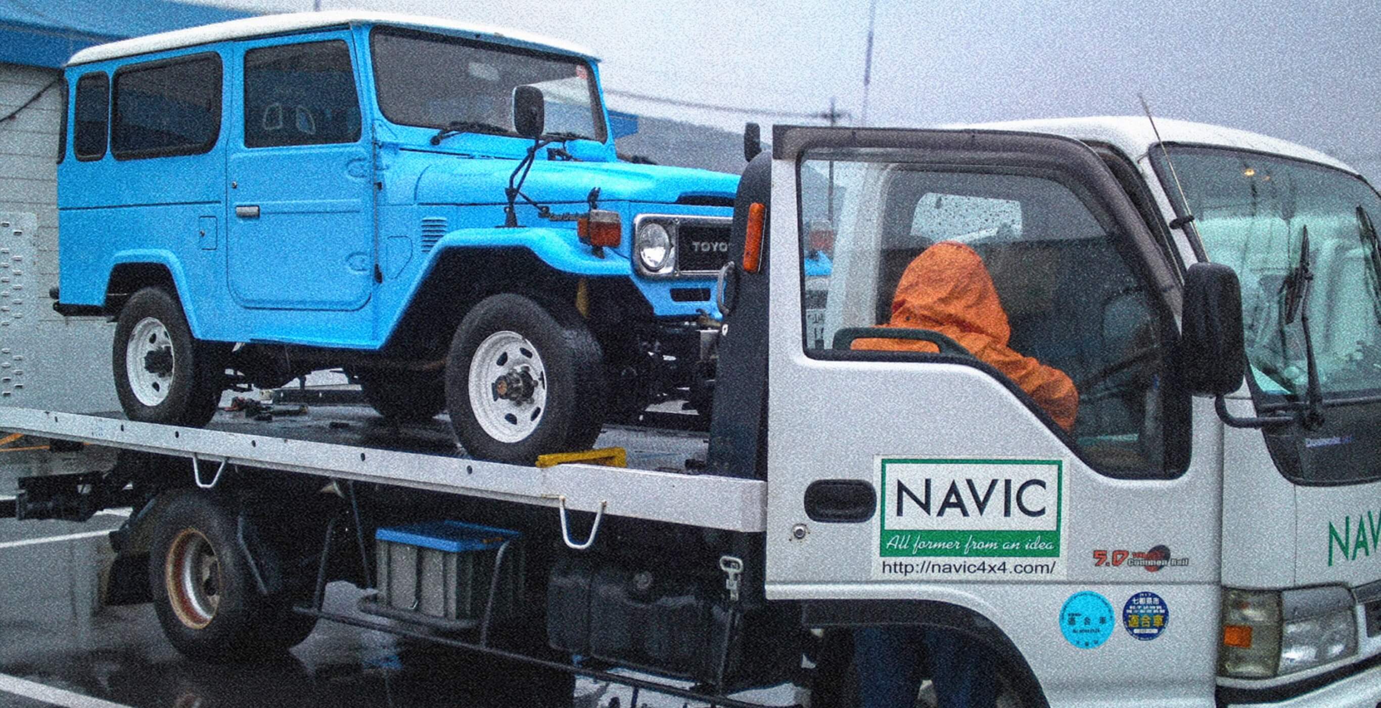 NAVICの積載車で四輪駆動車を運搬する様子
