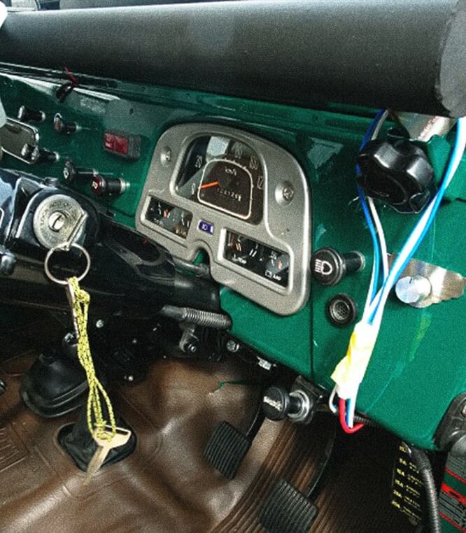 作業場で車両について話すスタッフ
