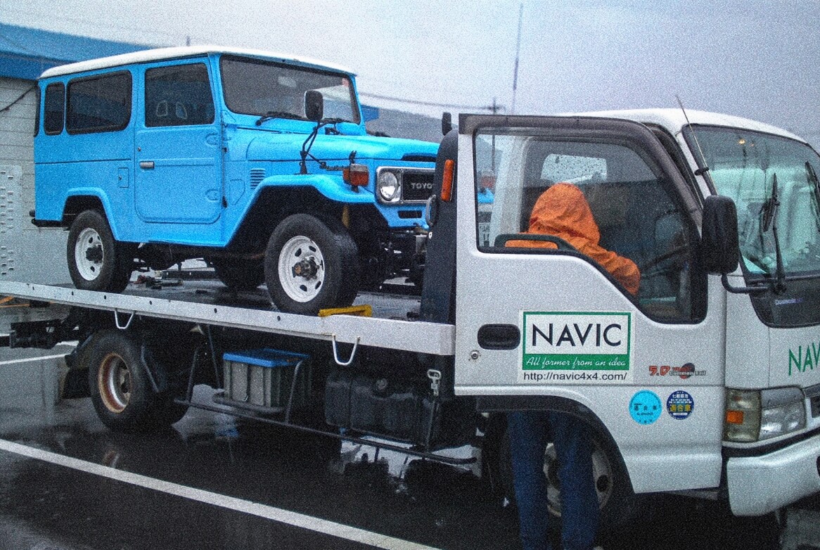 販売車両を積載したトラック